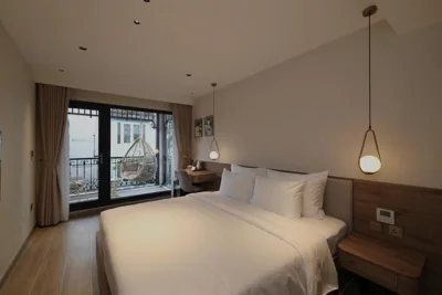 Chambre double Deluxe avec balcon — CIBI Homes - Hanoi Central Living Space